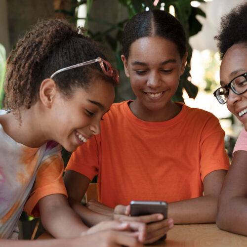Groupe de jeune découvrant les actualités du moment sur l'application Gochap