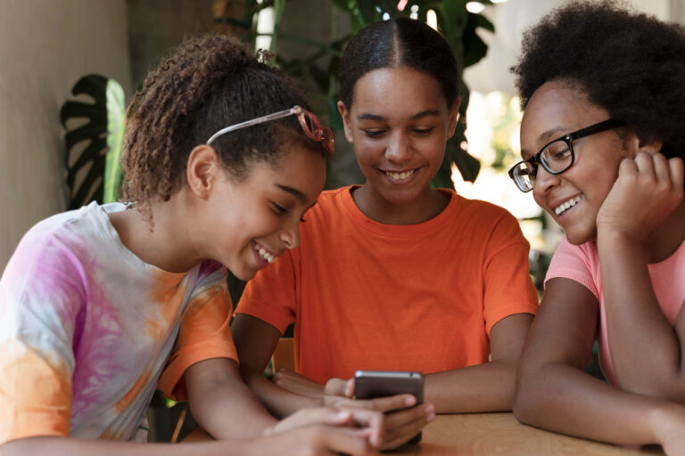 Groupe de jeune découvrant les actualités du moment sur l'application Gochap
