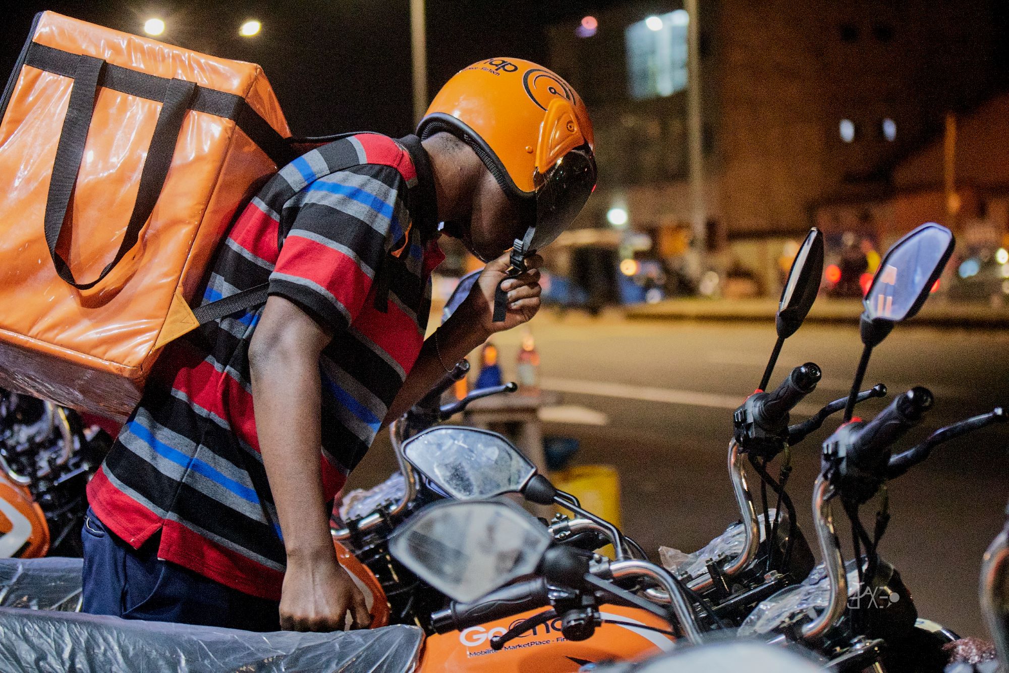 Un livreur Gochap prêt pour faire une livraison d'une course