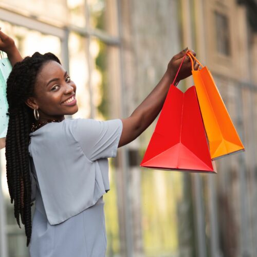 Une cliente Gochap satisfaite du shopping avec l'application